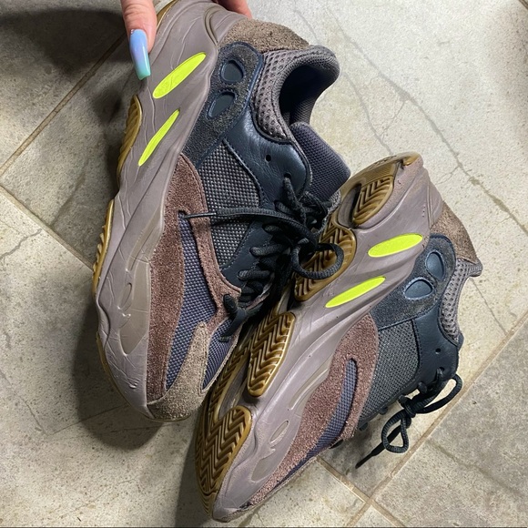 Mauve Yeezy 700 - Picture 1 of 7
